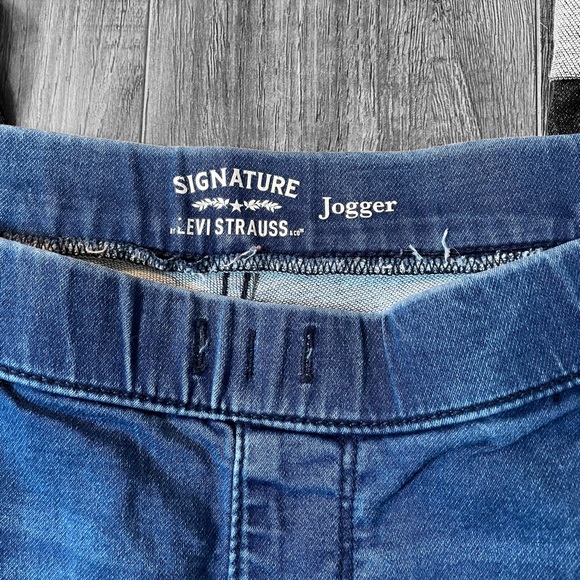 Signature By Levi’s Jogger Blue Jeans Pull On Crop Rolled Cuff Size 12 W31 EUC - Picture 3 of 9